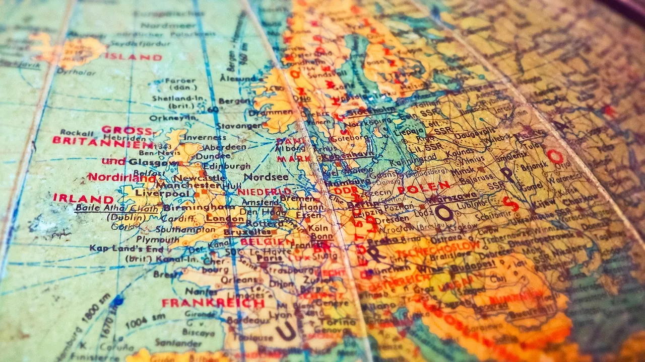 Gros plan sur une carte géographique d’Europe piquée de repères de couleur.