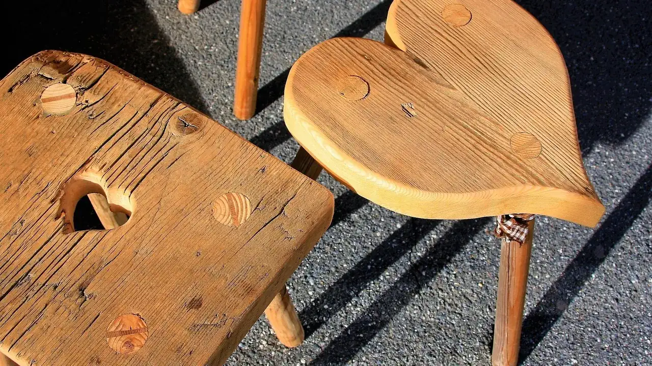 Deux tabourets de bois vus de dessus, posés l’un près de l’autre.